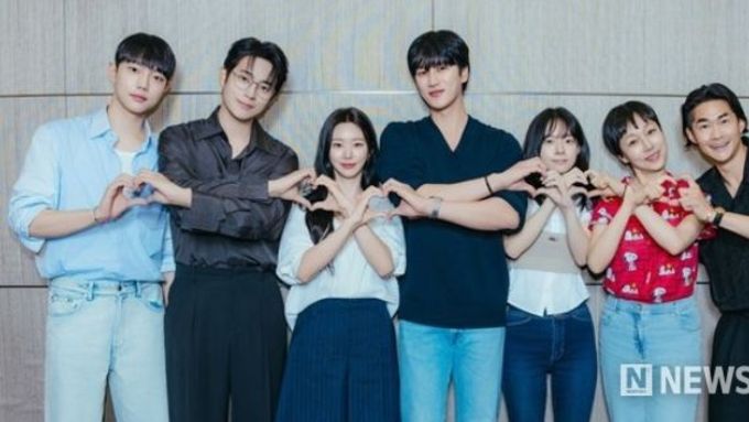 '스프링 피버' 안보현-이주빈의 유일무이 ‘핫핑크빛 로맨스’가 온다. 두근두근 설렘 가득한 대본 리딩 현장 첫 공개!