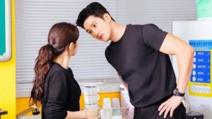 '스프링 피버' 불타는 안보현-찬바람 쌩쌩 이주빈, 흥미진진 투샷 스틸 공개!