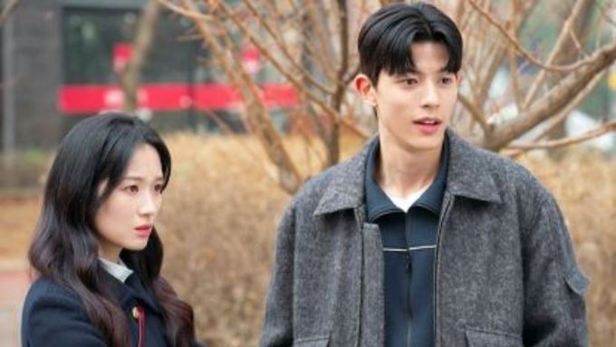 [SBS 오늘부터 인간입니다만] 김혜윤X로몬X홍수현 어쩌다 삼자대면?! 김혜윤, 로몬-홍수현 다정한 투샷에 질투 모드 ‘뾰로통’