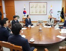 강원 체육 사상 첫 종합우승 이끈 숨은 공로자… 강원특별자치도, 장애인체육회 직원 특별승급