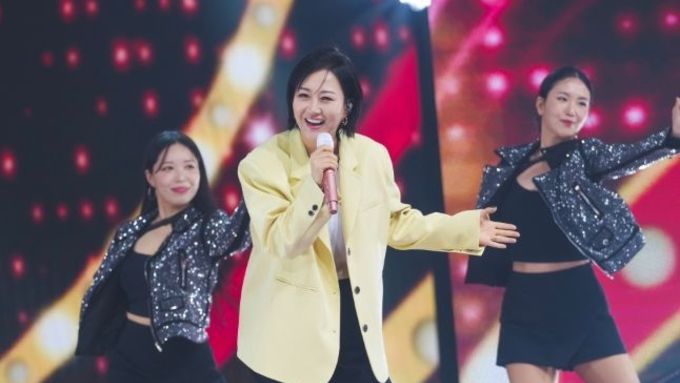 TV CHOSUN <금타는 금요일> 챕터2 화려한 포문! '트롯 안방마님' 장윤정, 골든 스타로 출격