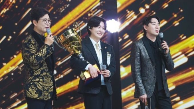 TV CHOSUN '금타는 금요일' 眞 김용빈 "속옷까지 금색"... 챕터2 시작부터 과몰입 '폭소'