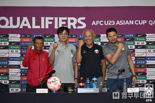 좌측부터 나잉 아웅 미얀마 감독, 황선홍 대한민국 감독, 발레 일리디우 카타르 감독, 아나벡 올몸베코프 키르기스스탄 감독.