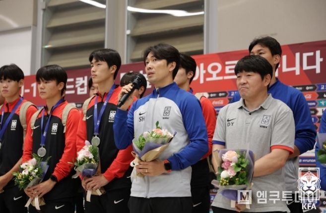 지난 7월 AFC U-17 아시안컵에서 준우승한 뒤 인천공항에 귀국해 인터뷰하고 있는 변성환 감독의 모습.
