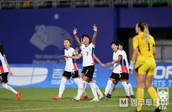 손화연이 필리핀을 상대로 해트트릭을 달성한 뒤 세리머니를 하고 있다.