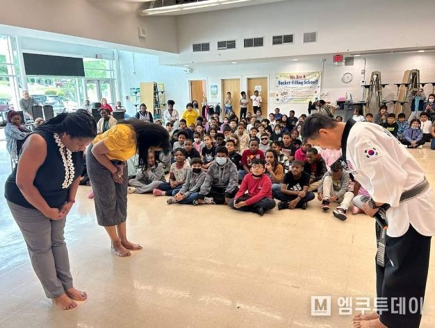 1. 미국 노스캘롤라이의 한 공립학교에서 준 리 국기원 국제대변인이 태권도의 다양한 내용을 교육하고 있다.