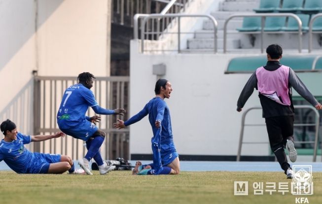 평창 정진엽(가운데)이 지난 3월 열린 2023 하나원큐 FA컵 1라운드 김해시청과의 경기에서 골을 넣은 뒤 세리머니를 하고 있다.
