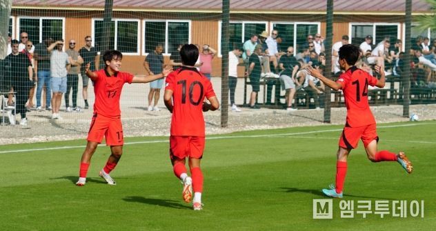 윤도영(17번)이 벨기에와의 경기에서 골을 넣은 뒤 백인우(10번), 황은총(14번)과 기뻐하고 있다.