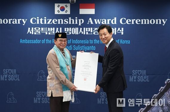 오세훈 시장은 10월 26일, 이임을 앞둔 간디 술리스티얀토(Gandi Sulistiyanto) 주한 인도네시아 대사에게 ‘서울특별시 명예시민증’을 수여했다.