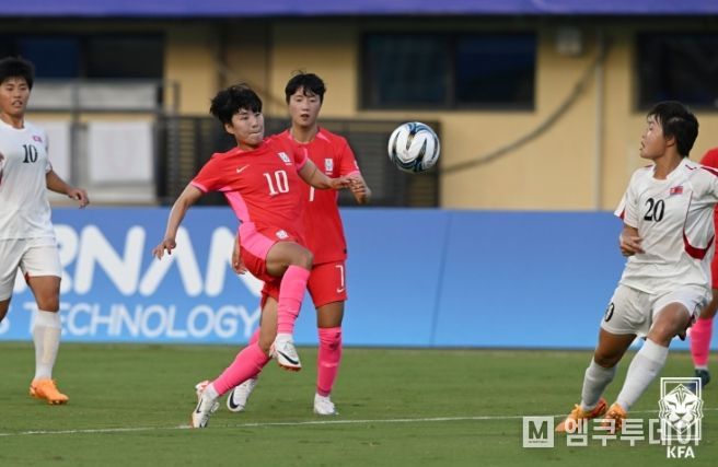 지난달 열린 아시안게임 북한과의 8강전에서 볼을 다루고 있는 지소연의 모습.
