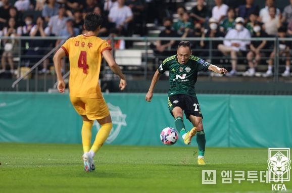 문선민이 지난 6월 광주와의 FA컵 8강에서 크로스를 시도하고 있다.