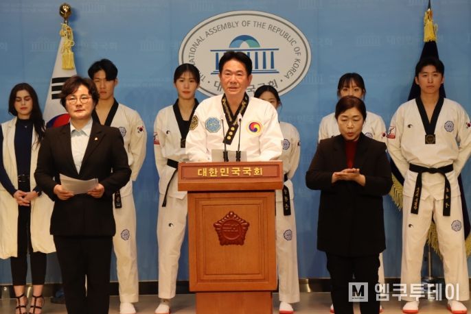 11월8일 국회 소통관에서 열린 기자회견에서 이동섭 국기원장(가운데)이 호소문을 발표하고 있다.