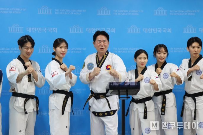 이동섭 국기원장과 국기원 태권도시범단이 기자회견 후 기념촬영을 했다.