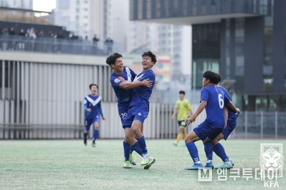 이동열(왼쪽)의 선제골 후 기뻐하는 숭실대 선수단의 모습.