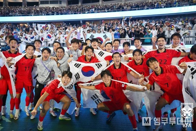 지난 항저우 아시안게임에서 금메달 획득 후 기뻐하는 선수단의 모습.