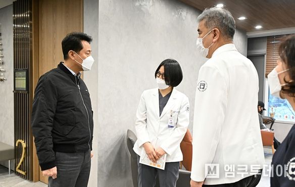 5일(월) 오후 서울의료원을 찾은 오세훈 서울시장이 서울시 산하 공기업·출연기관의 새해 업무계획을 청취한 후 서울의료원 가임센터에 방문해 의료진과 대화를 나누고 있다.