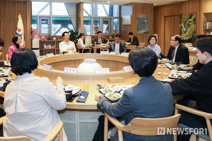 오세훈 서울시장이 29일, 동물 보호·복지 분야 전문가를 만나 반려동물 복지 증진과 동물보호 정책 방향 등에 대해 의견을 나누고 있다.