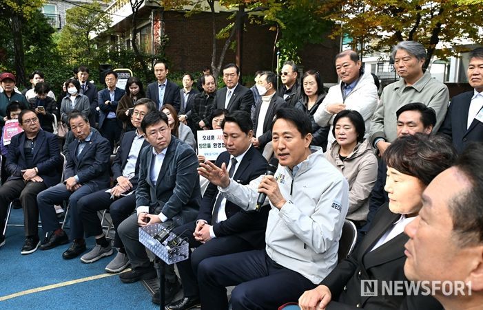 오세훈 서울시장이 6일 오전 성북구 장위13구역 재정비촉진사업 현장을 방문해 주민들과 간담회하고 있다.
