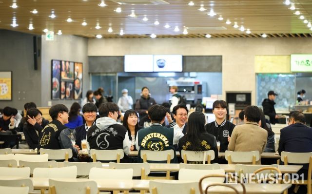 김민석 국무총리가 17일 '천원의 아침밥'을 제공하는 종로구 성균관대학교 은행골식당을 방문, 학생들과 대화를 하며 식사를 하고 있다.