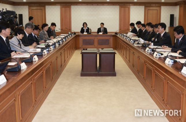 김민석 국무총리가 25일 세종대로 정부서울청사에서 열린 미세먼지특별대책위원회를 주재하고 있다.