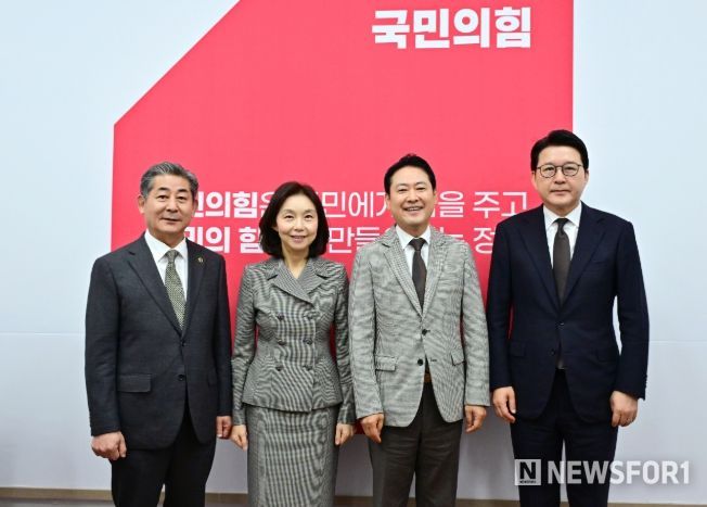 지방의회법 제정 협조요청을 위해 장동혁 당대표 신동욱 수석 최고위원 만난 최호정 의장.