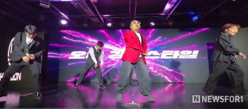 공연을 하고있는 인디스탈 소속 K-Pop 개그 아이돌 (사진제공: 주한외국기업연합회 KOFA)