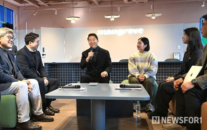 오세훈 서울시장이 8일 오전 민간임대주택 현장을 찾아 사업자, 입주민 및 관계자와 민간임대주택 활성화 방안을 논의하고 있다.