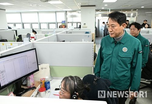 오세훈 서울시장이 서울시내버스 파업 이틀째인 14일(수) 오전 120다산콜 센터를 방문해 시민 안내 및 불편접수 체계를 확인하고 있다.