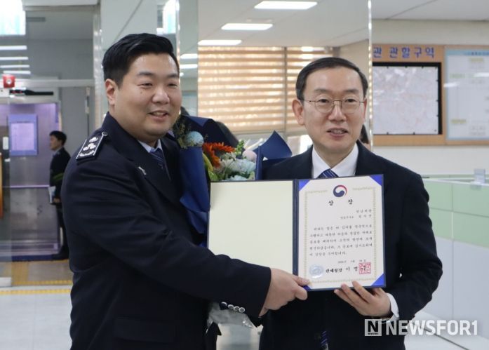 이명구 관세청장(오른쪽)이 29일 성남세관을 방문하여 정시진 주무관에게 상장과 포상금을 수여한 뒤 기념 촬영하고 있다.