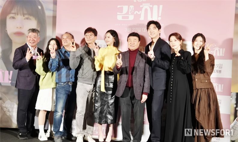 시사회 후 기념촬영(좌로부터 김명국, 박주원, 김정팔, 박철현감독, 이주연, 한인수, 이재준, 김성희, 유현지)