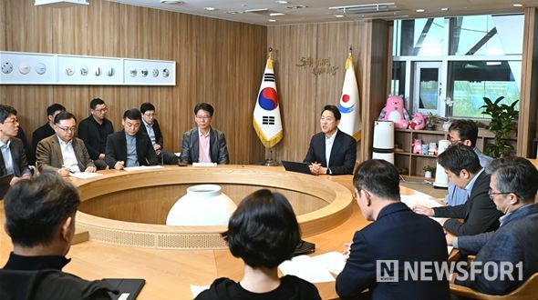 오세훈 서울시장이 5일(일) 오전 집무실에서 중동사태 장기화로 인한 서울시민 생활 불안 감소와 생계 안정화 대책 점검을 위한 「중동상황 관련 비상경제대책회의」를 주재하고 있다.